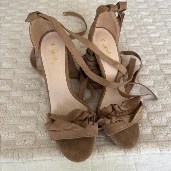 Chic Tan Wedge Sandals - Picture 2 of 3